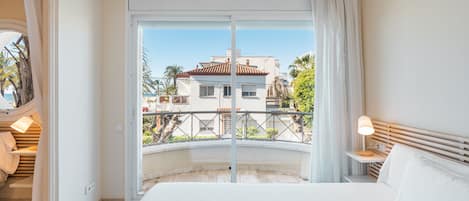 Appartement, 1 slaapkamer, uitzicht op zee (Apartment 1 bedroom sea view 3 adults) | 1 slaapkamer, donzen dekbedden, een kluis op de kamer, een bureau