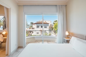 Apartamento Triple, vistas al mar (3 adultos) | Edredones de plumas, caja fuerte, escritorio y cortinas opacas