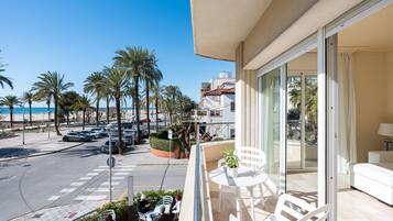 Apartamento Quintuple, vistas al mar (5 adultos) | Edredones de plumas, caja fuerte, escritorio y cortinas opacas