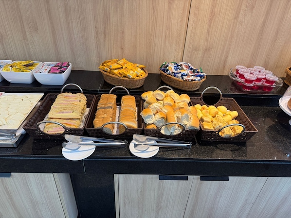 Free daily buffet breakfast - Fenix Hotel Campinas (Campinas)