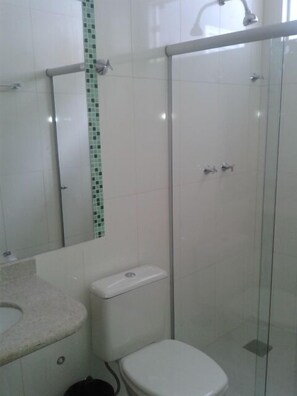 Standard Room | Bathroom | Shower, towels - Hotel Cristal (Turmalina)