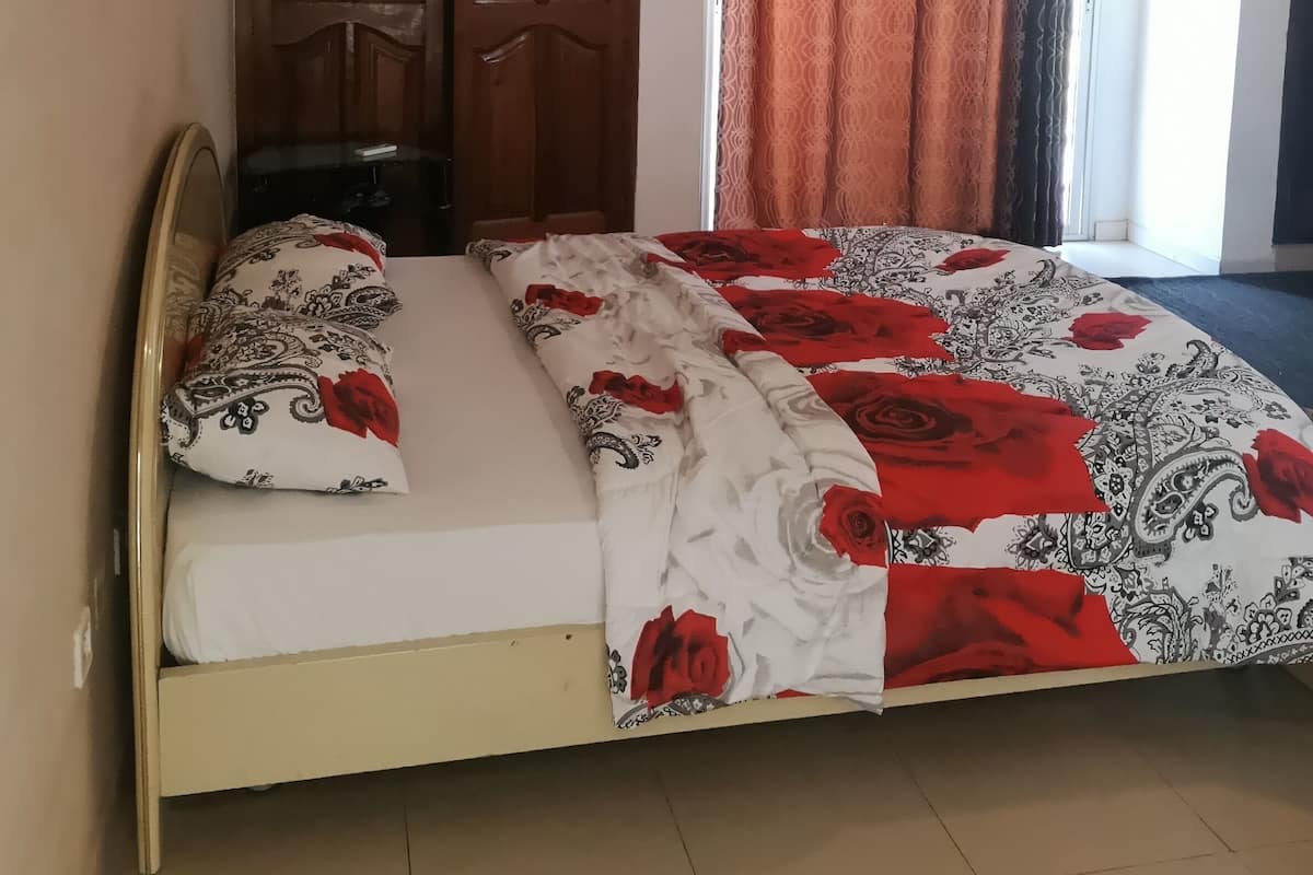 Room (Rouge) | Desk, soundproofing, WiFi (free)