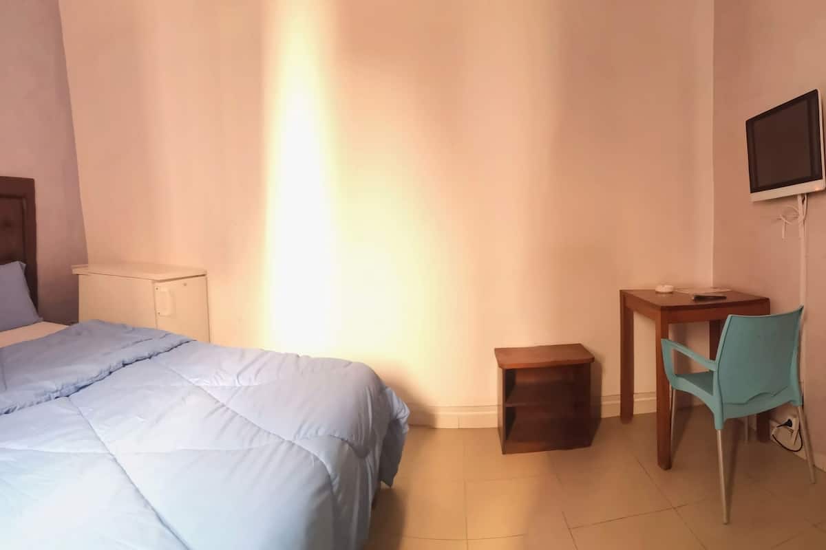 Room (Mauve) | Desk, soundproofing, WiFi (free)