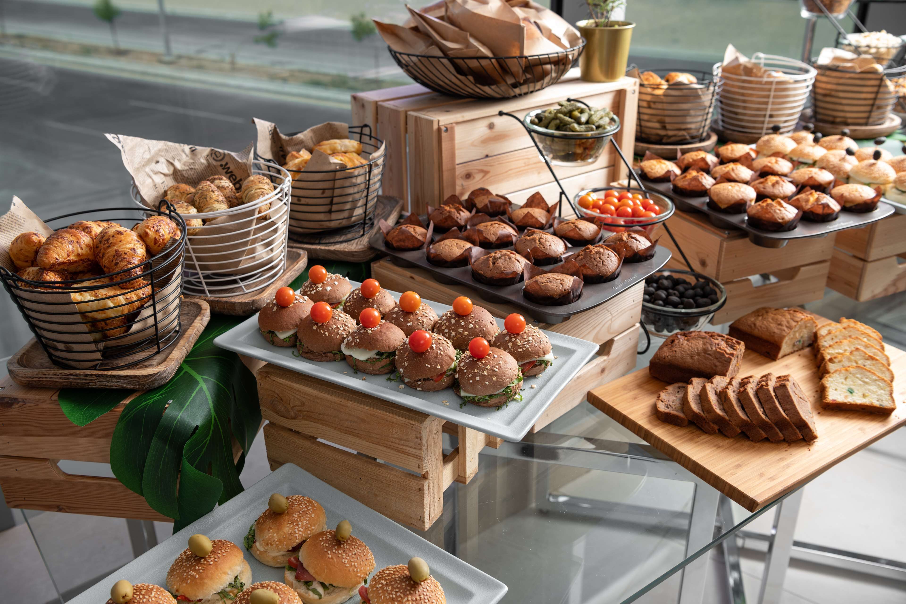 Een buffettafel met diverse gebakjes en belegde broodjes.