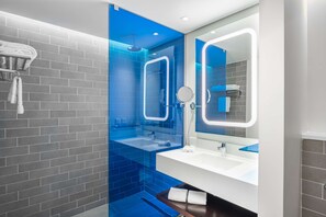 Combined shower/bathtub, spring water bathtub, eco-friendly toiletries - Park Inn by Radisson, Jeddah Madinah Road (Jeddah)