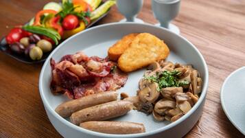 Daily buffet breakfast (SAR 85 per person)