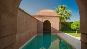 Outdoor pool, pool umbrellas, sun loungers