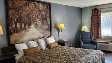 Escritorio, tabla de planchar con plancha, wifi gratis y ropa de cama