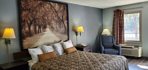 Escritorio, tabla de planchar con plancha, wifi gratis y ropa de cama 