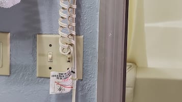 Combined shower/bathtub, free toiletries