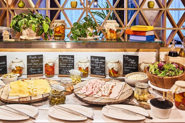 Daily continental breakfast (EUR 14 per person)