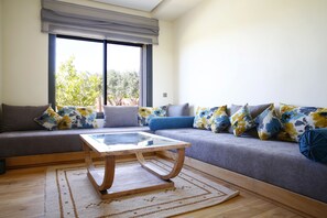 起居区 | 平板电视、乒乓球