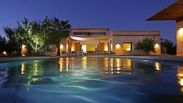 Outdoor pool, pool umbrellas, sun loungers