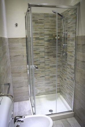 Habitación doble | Baño | Ducha, artículos de higiene personal gratuitos, secador de pelo y bidé