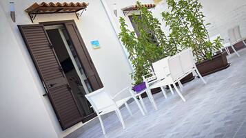 Vierbettzimmer | Terrasse/Patio