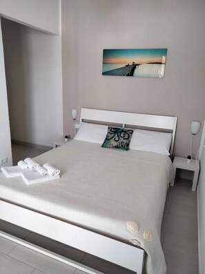 Habitación doble, 1 cama doble | Escritorio, wifi gratis, ropa de cama