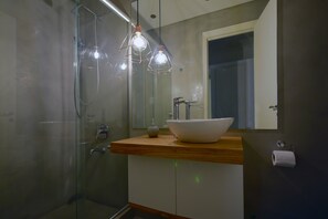 Apartment, 3 Bedrooms | Bathroom | Hair dryer, bidet, towels, soap