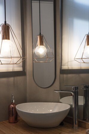 Secador de pelo, bidet, toallas, jabón