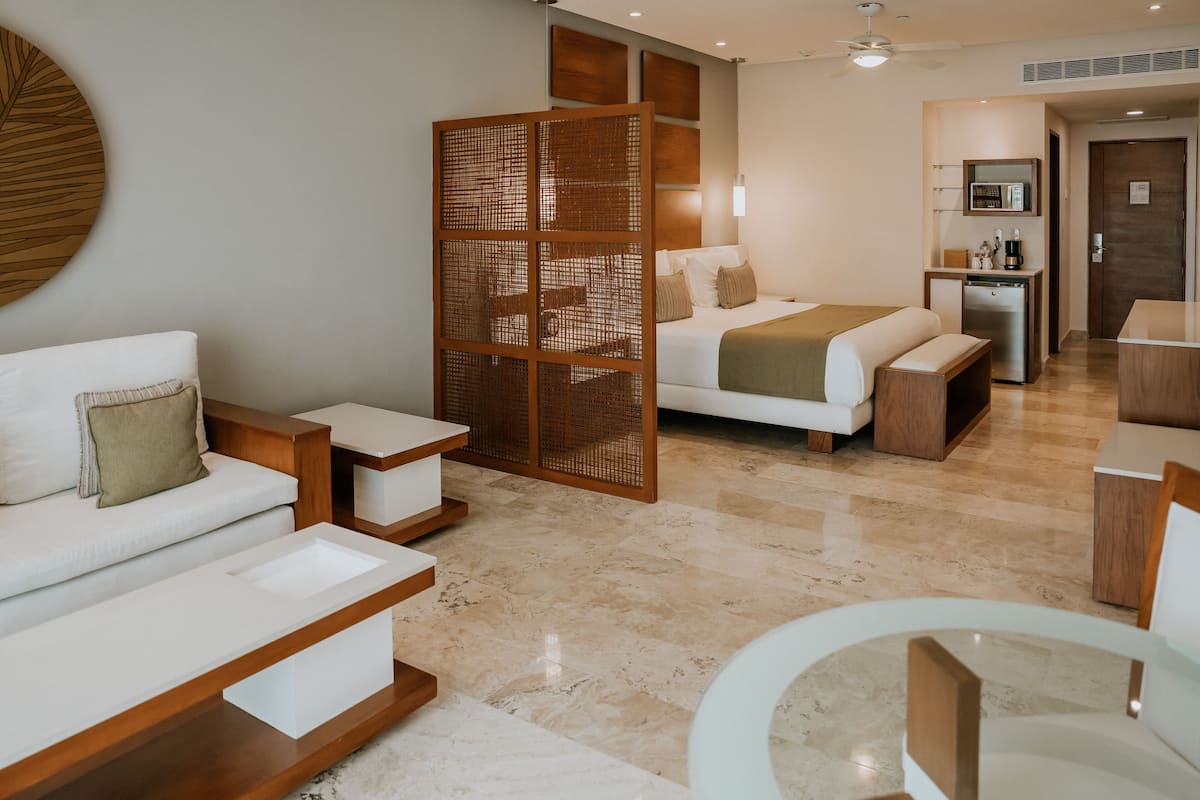Deluxe Junior Suite, 1 King Bed | 1 chambre, coffre-fort, rideaux dâobscurcissement