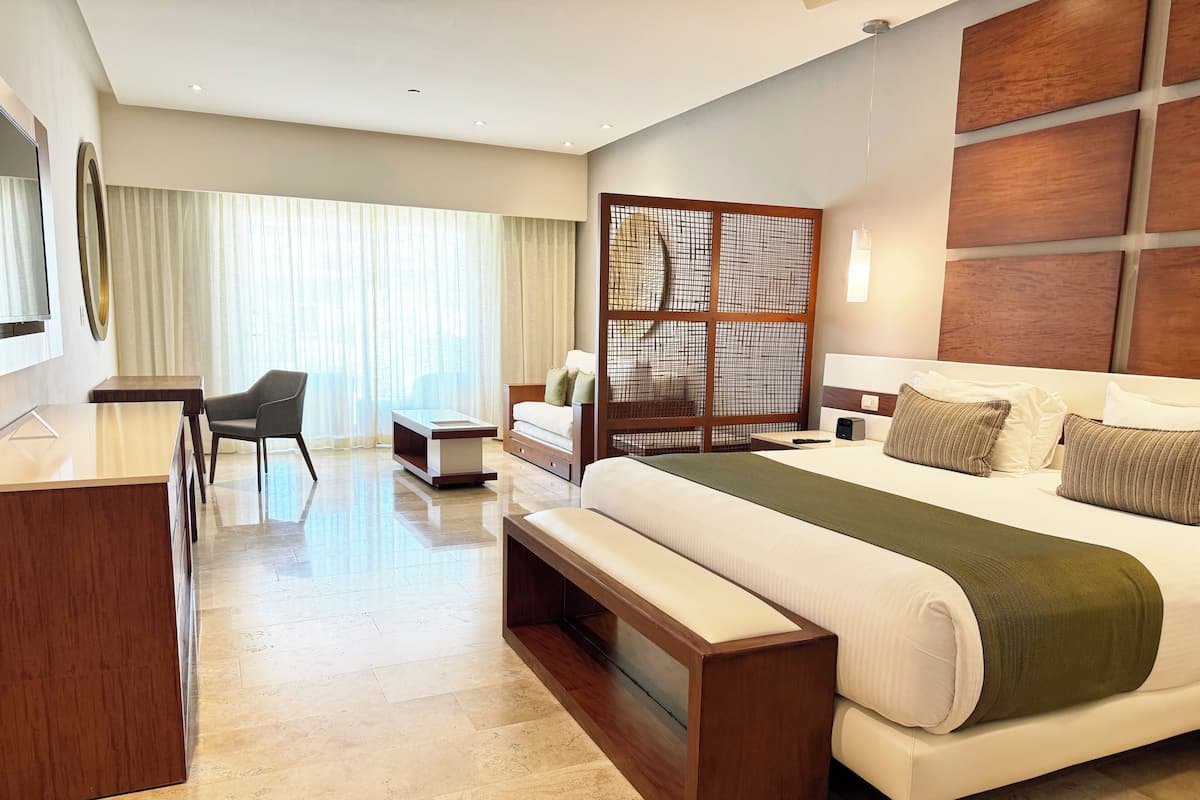 Deluxe Junior Suite, Work & Play | 1 soverom, safe på rommet, blendingsgardiner og strykejern/-brett