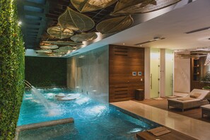 Sauna, tina de hidromasaje, baño de vapor y tratamientos corporales