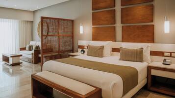 Una habitación de hotel moderna con una cama grande, cabecera de madera, mesitas de noche, una partición tejida y un ventanal con cortinas.
