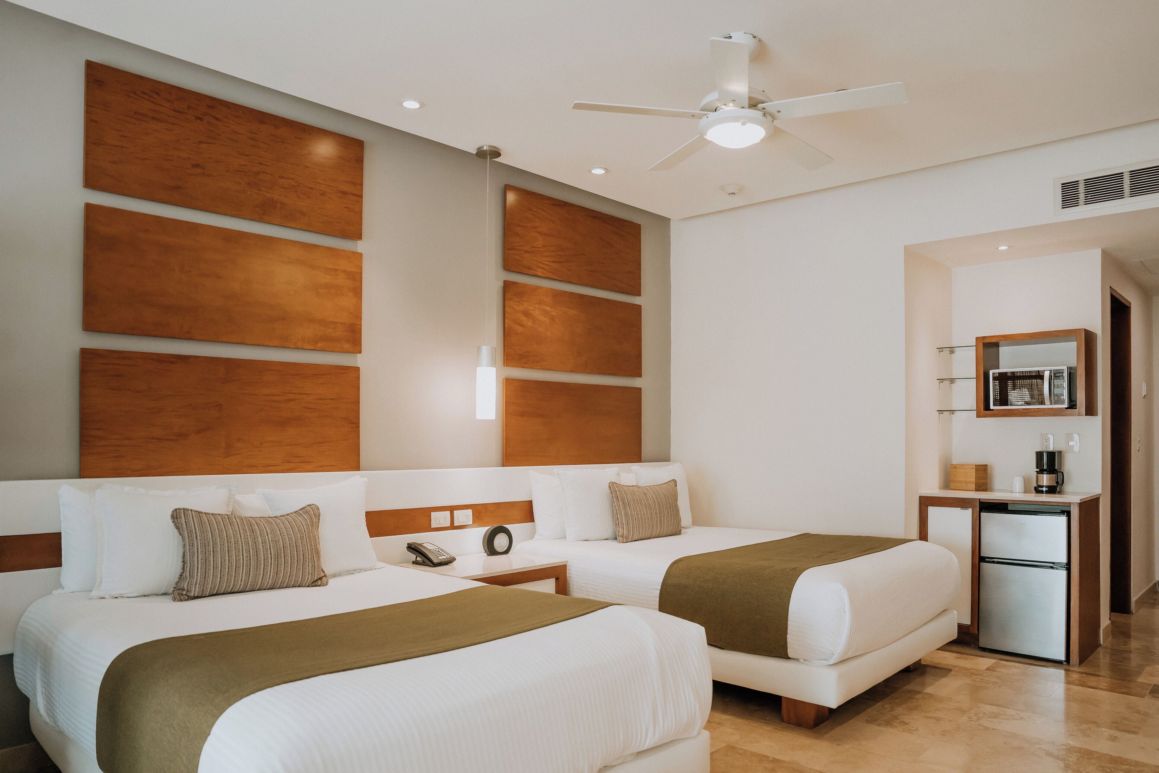 1 soverom, safe på rommet, blendingsgardiner og strykejern/-brett