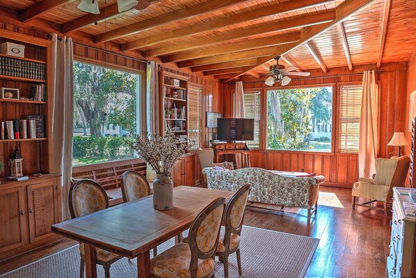 ฝ่ายต้อนรับ