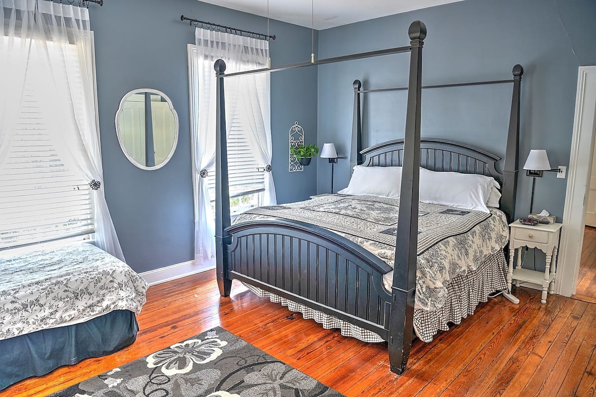Quarto conforto, várias camas | 1 quarto, roupas de cama premium, escrivaninha