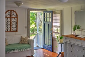 Honeymoon tweepersoonskamer, 1 slaapkamer, privébadkamer, uitzicht op tuin | Woonruimte | Een 32-inch smart-tv met kabelzenders, een televisie en een open haard