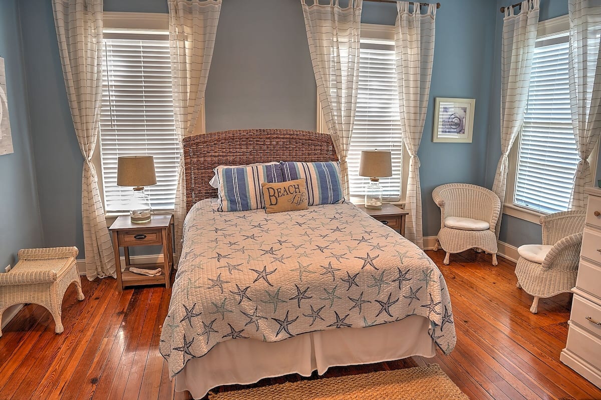 Quarto casal conforto, 1 cama Queen, banheiro privativo | 1 quarto, roupas de cama premium, escrivaninha