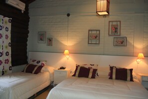 Quadruple Room | Desk, free WiFi - Los Origenes (Concordia)