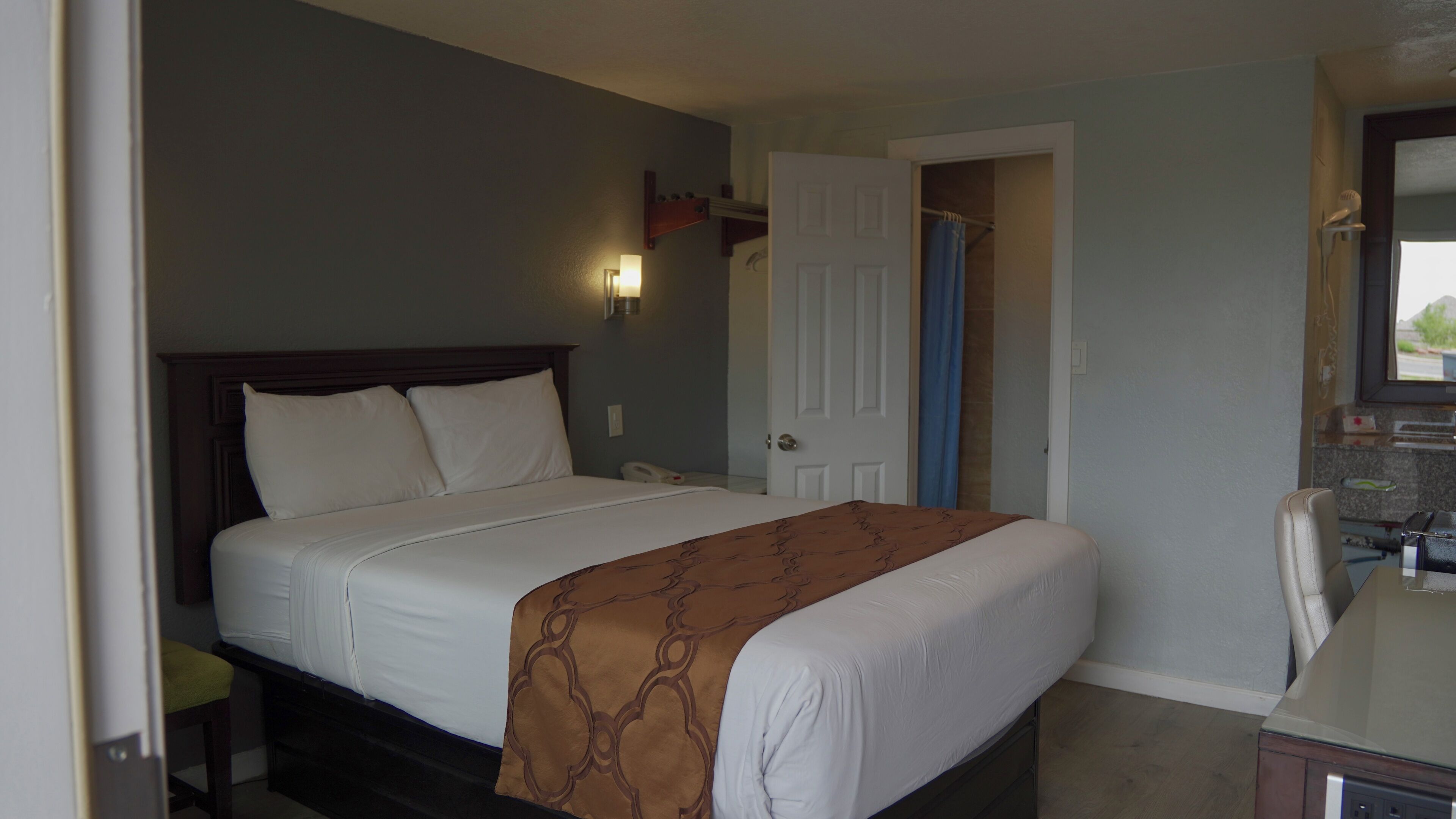 Habitación individual Deluxe, 1 cama Queen size | Baño | Regadera, amenidades de baño gratuitas, toallas 