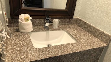 Habitación individual Deluxe, 1 cama de matrimonio | Lavabo del cuarto de baño