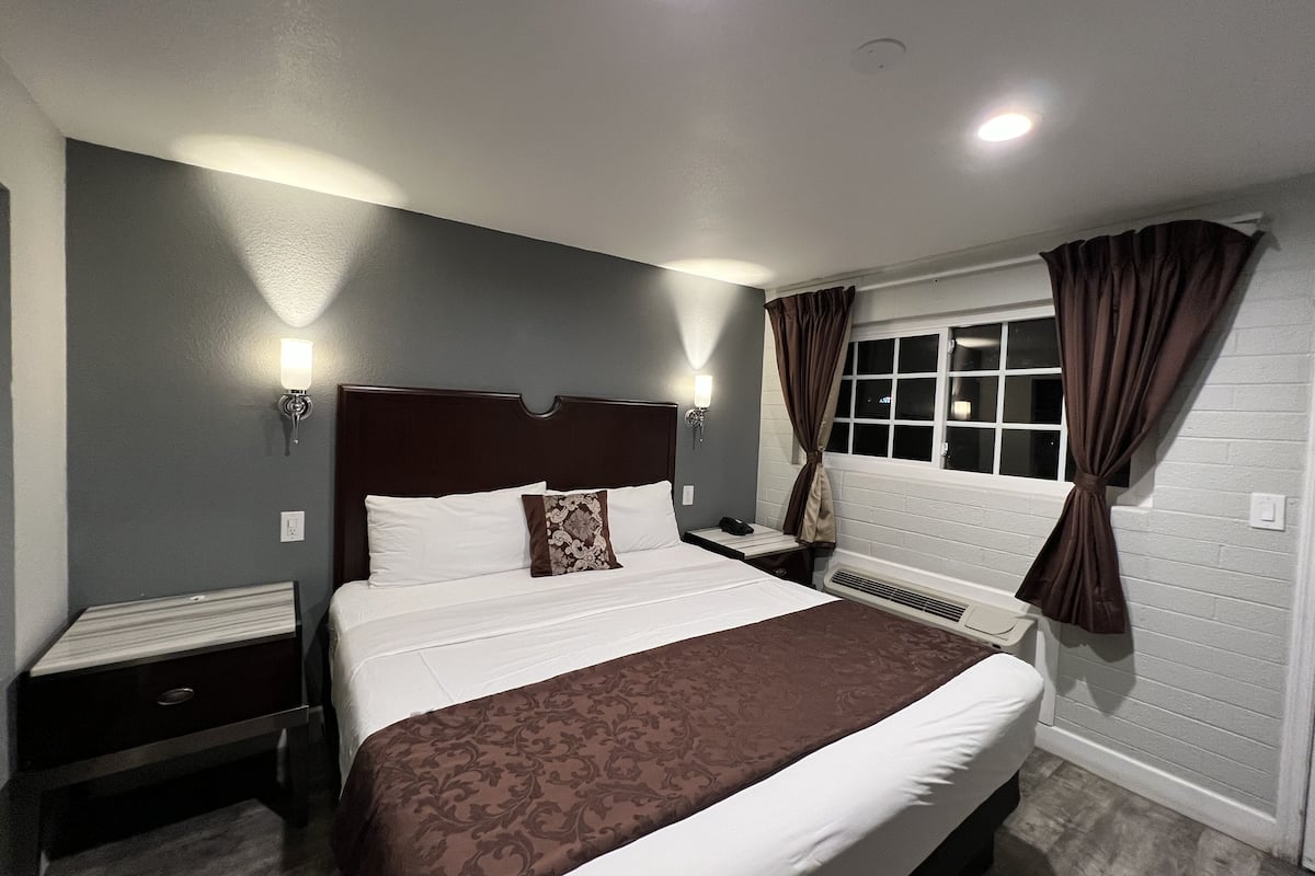 Deluxe Room, 1 King Bed | Free WiFi, bed sheets