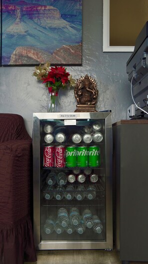 Un distributeur automatique proposant diverses boissons, avec un objet décoratif placé sur le dessus.
