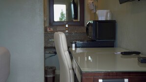 Deluxe Room, 1 Queen Bed  | Room amenity - Relax Inn Motel (Flagstaff)