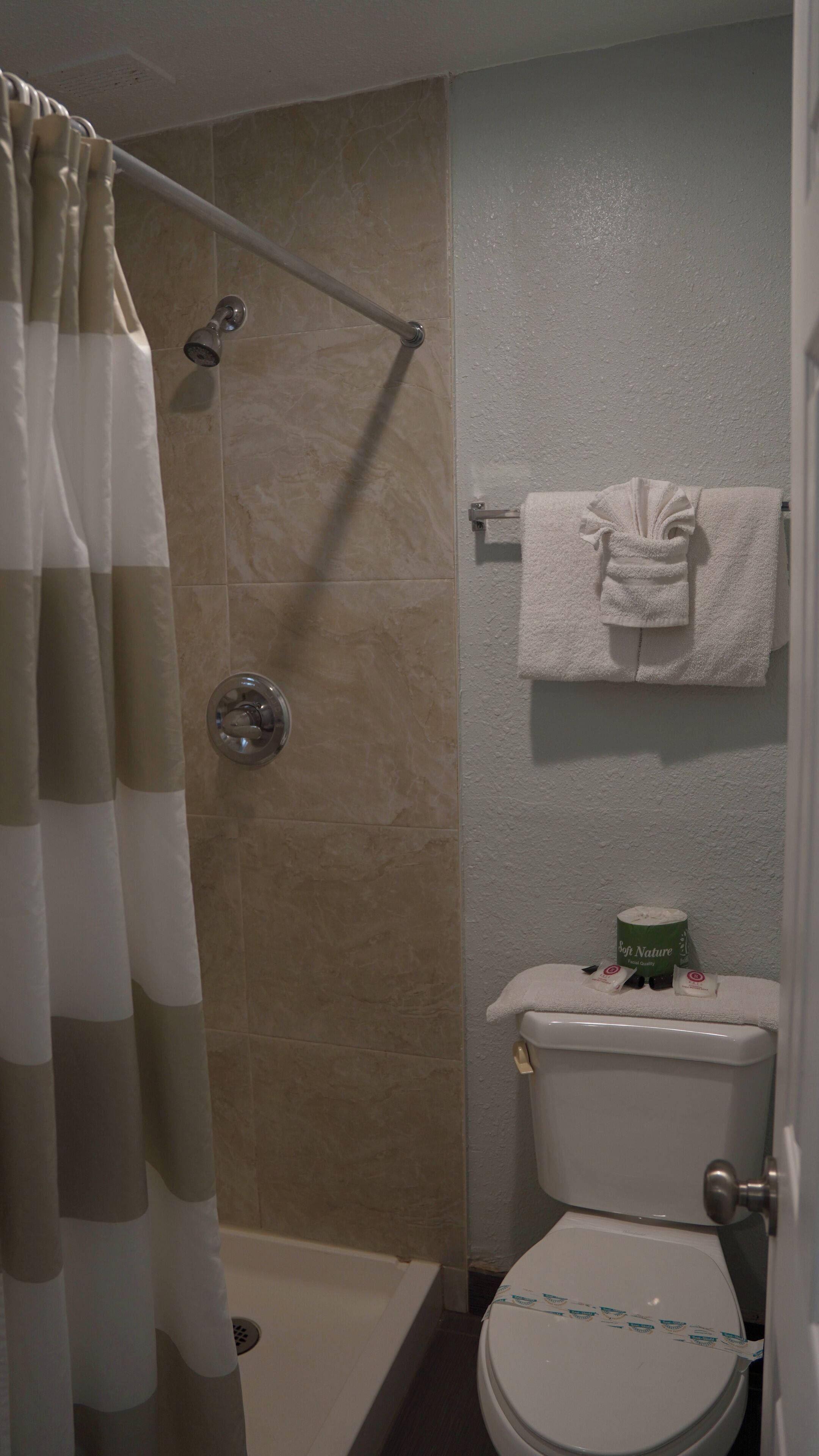 Shower, free toiletries, towels