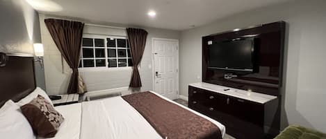 Rom – deluxe, 1 kingsize-seng | Wi-fi (inkludert) og sengetøy