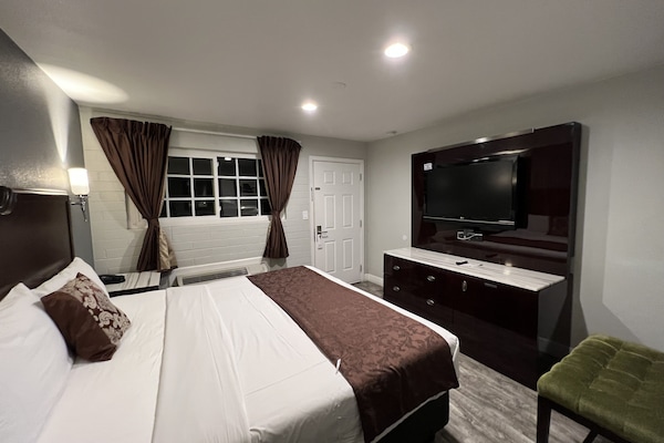 Deluxe Room, 1 King Bed | Free WiFi, bed sheets