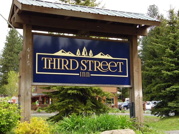 Un letrero del Third Street Inn, con un logotipo que muestra la silueta de una montaña y el nombre del hotel.