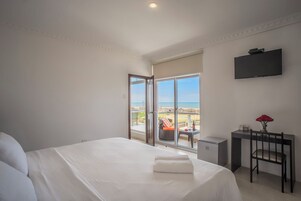 Habitación con vista al mar - 1 cama extra grande - Solo adultos | Blackout drapes, iron/ironing board, free WiFi, bed sheets