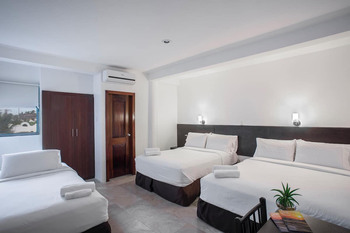 Habitación familiar | Tende oscuranti, ferro/asse da stiro, Wi-Fi gratuito, lenzuola