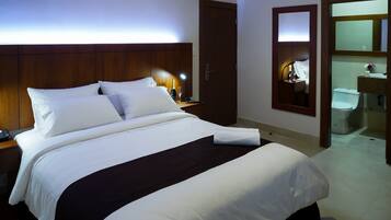 Habitación doble, 1 cama Queen size | Ropa de cama de alta calidad y escritorio