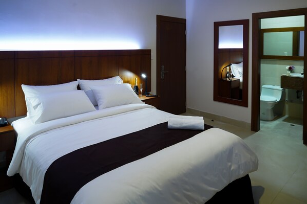 Double Room, 1 Queen Bed | Premium bedding, desk, laptop workspace, iron/ironing board - Hotel La Ria Durán (Duran)