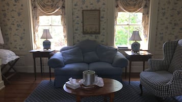 Washington Room | Living area | Flat-screen TV, fireplace