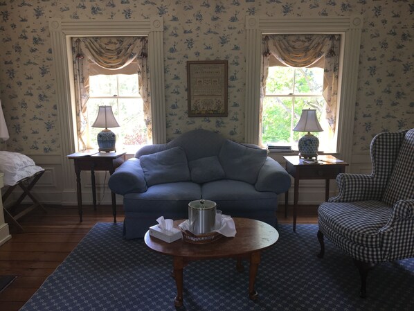 Washington Room | منطقة المعيشة | تلفزيون بشاشة مسطحة، مدفأة