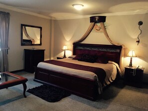 Ropa de cama de alta calidad y tabla de planchar con plancha