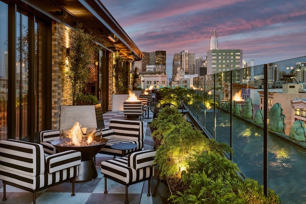 2 restaurantes; se sirve desayuno, almuerzo y cena; cocina californiana