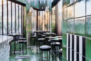 2 restaurants, breakfast, lunch, dinner served; Californian cuisine 